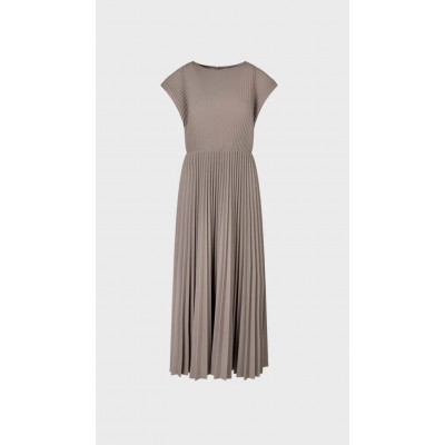 Rétro mood: indossalo con décolleté e calzini per un trendy twist.