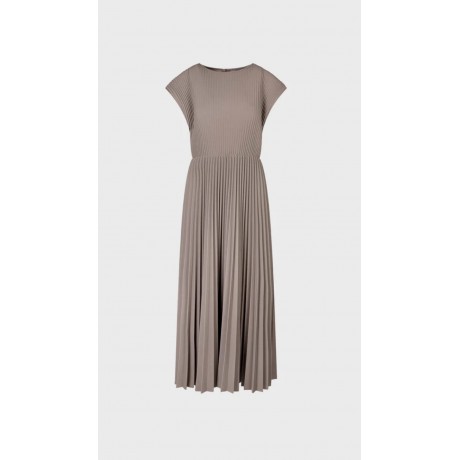 Rétro mood: indossalo con décolleté e calzini per un trendy twist.