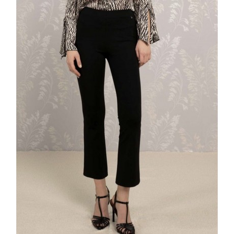 Pantalone confortevole, taglio evergreen: comodità e stile per il tuo tempo libero.