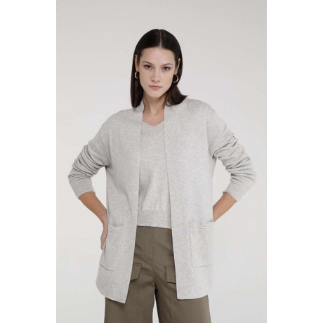 Il maxi cardigan ref. PEACE  in stile sale e pepe è un capo versatile e di tendenza, perfetto per aggiungere un tocco di persona