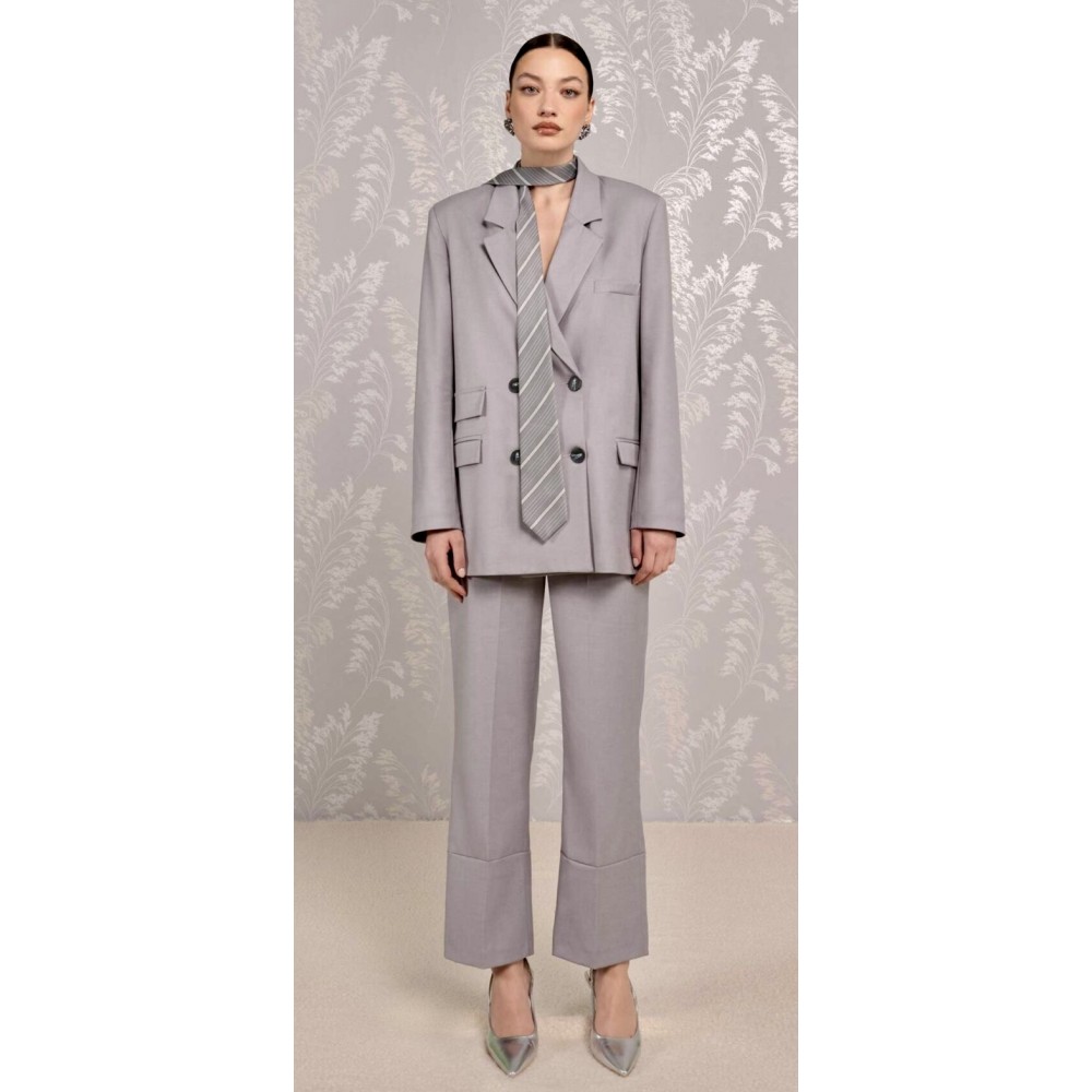 Giacca Over doppiopetto con collo revers.Tasche con pattina e spalline imbottite.Chiusura frontale tramite 2 bottoni, fodera int Giacca Over doppiopetto con collo revers.Tasche con pattina e spalline imbottite.Chiusura frontale tramite 2 bottoni, fodera int