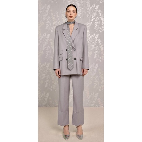 Giacca Over doppiopetto con collo revers.Tasche con pattina e spalline imbottite.Chiusura frontale tramite 2 bottoni, fodera int