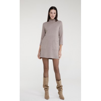 L’abito rif. POLINA è un elegante capo in maglia realizzato in pregiato misto cashmere, pensato per offrire il massimo del comfo