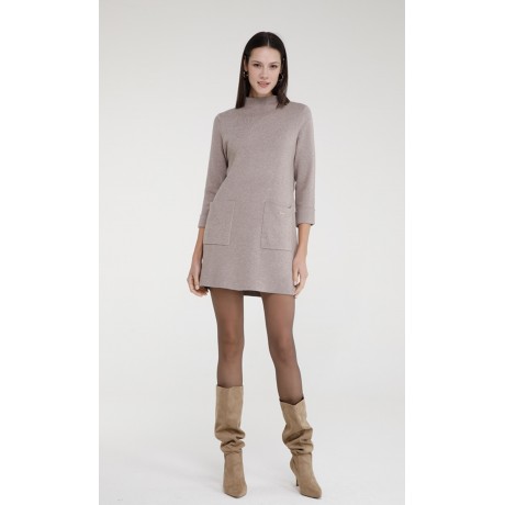 L’abito rif. POLINA è un elegante capo in maglia realizzato in pregiato misto cashmere, pensato per offrire il massimo del comfo