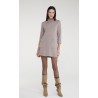 L’abito rif. POLINA è un elegante capo in maglia realizzato in pregiato misto cashmere, pensato per offrire il massimo del comfo