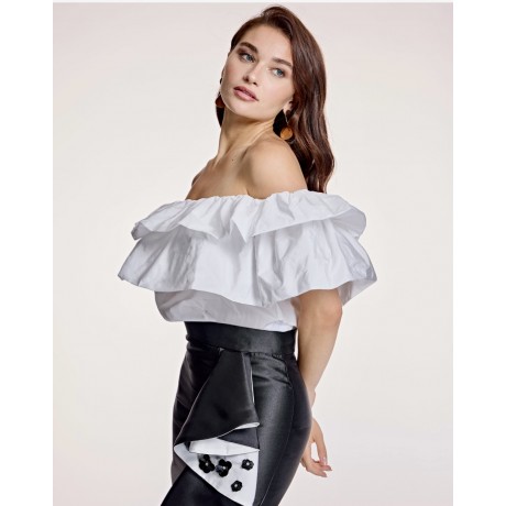 Questo modello presenta una scollatura elastica a barca e spalline opzionali incluse per coprire il reggiseno. Fondo dritto. Rea