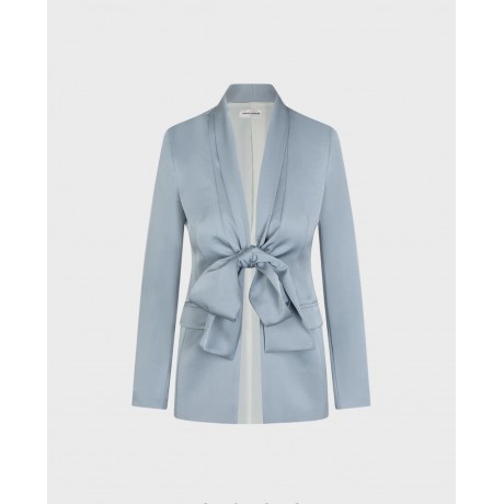 Giacca in crepe satin con tasche a filo e pattina con collo rever a scialle da annodare