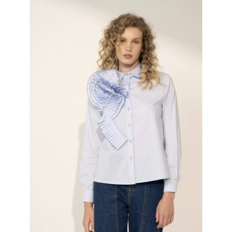 Camicia in cotone  con maniche lunghe, abbottonatura frantale e spilla sul lato