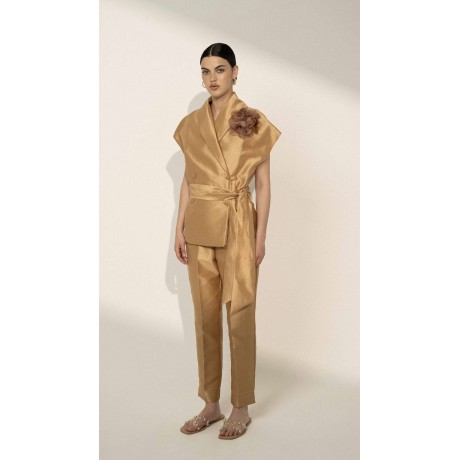 Gilet in shantung di seta doppiopetto la silhouette avvolgente si completa con una cintura in vita offrendo un tocco di personal