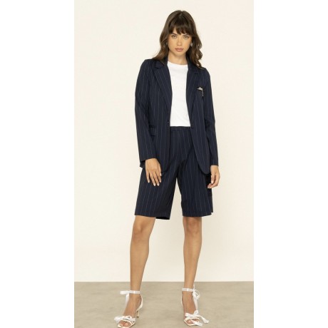 Blazer a righe monopetto abbraccia l\'essenza del metropolitano con questo blazer a righe,mentre il design strutturato offre ele