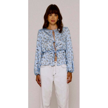 Blusa  con disegni geometrici,   manica lunga, giro collo,chiusura con lacetti,punto vita con elastico
