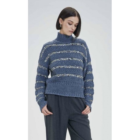 Maglione chevronne con lavorazione a trecce.Design con collo alto.Maniche lunghe con vestibilità comoda.Inserti di lurex a righe