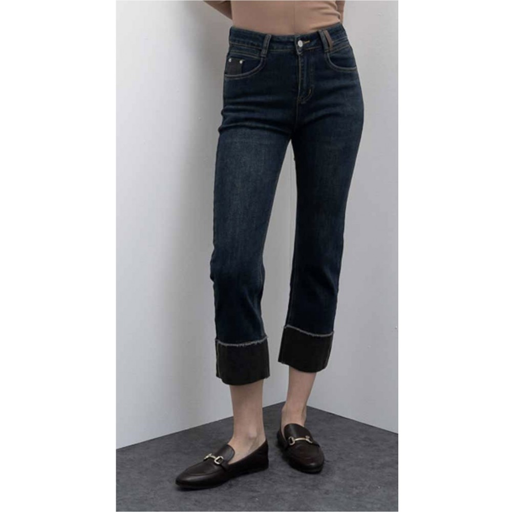 Jeans dritti a taglio classico.Design cropped con risvolto sull’orlo.Vita media per una vestibilità valorizzante.Realizzati in d Jeans dritti a taglio classico.Design cropped con risvolto sull’orlo.Vita media per una vestibilità valorizzante.Realizzati in d