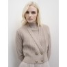 Gilet in maglia con texture a coste.Design incrociato con scollo a V.Dettaglio di trecce lungo il bordo frontale.Chiusura con do
