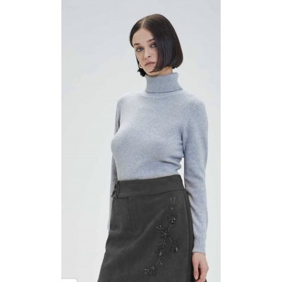 Maglione a collo alto in misto lana super morbido.Design classico e versatile, perfetto per look eleganti o casual.filato legger