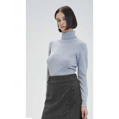 Maglione a collo alto in misto lana super morbido.Design classico e versatile, perfetto per look eleganti o casual.filato legger
