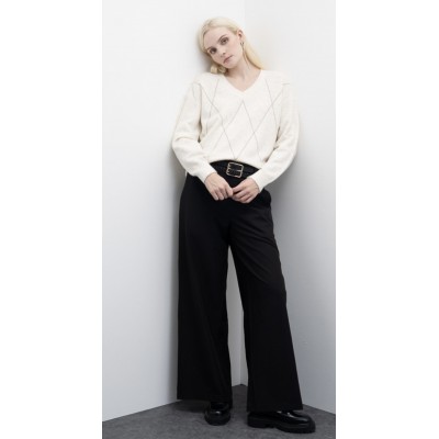 Maglione in lana con scollo a V elegante e femminile.Motivo a rombi decorato con catene metalliche.Vestibilità ampia per un comf