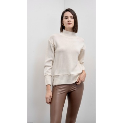 Maglione a collo alto 100% lana.Design oversize con caduta fluida.Maniche lunghe con spalle scese.Polsini, collo e orlo a costin