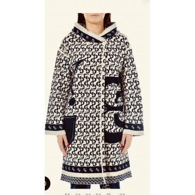 Cappotto lungo in maglieria lurex beige e blu con motivo jacquard,collo alto e chiusura a bottoni.Tasche laterali e maniche lung