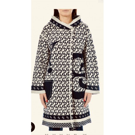 Cappotto lungo in maglieria lurex beige e blu con motivo jacquard,collo alto e chiusura a bottoni.Tasche laterali e maniche lung