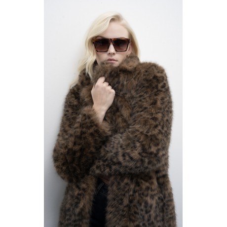 Cappotto in pelliccia ecologica con stampa animalierTaglio dritto e vestibilità comodaChiusura frontale nascosta per un look sof