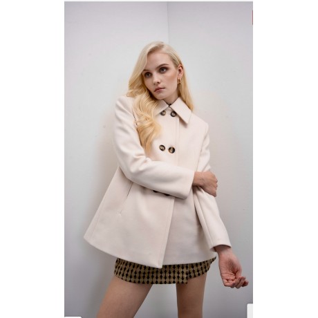Cappotto Caban in misto lanaDesign strutturato con taglio drittoChiusura a doppio petto con bottoniCollo ampio per un look sofis
