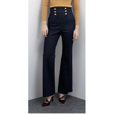 Jeans a zampa d’elefante dallo stile retrò.Vita alta con abbottonatura decorativa in vita.Realizzato in denim scuro di alta qual