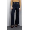 Jeans a zampa d’elefante dallo stile retrò.Vita alta con abbottonatura decorativa in vita.Realizzato in denim scuro di alta qual