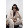 Giacca blazer in sarga a righeDesign elegante con motivo a righe sottiliTaglio strutturato e leggermente aderenteRever classico 