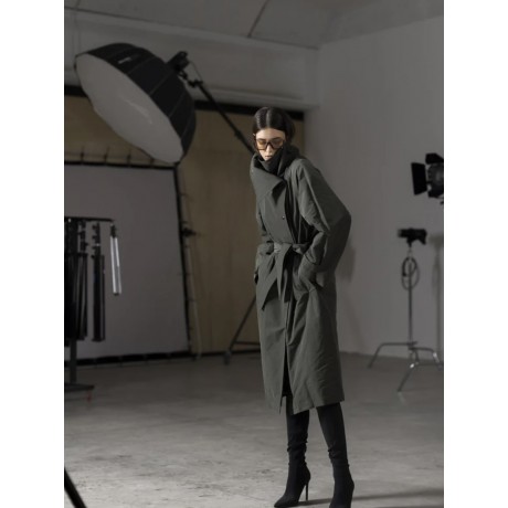 Trench in cotone/nylon con collo asimmetrico,bottoni automatici,cintura,taglio raglan e fodera trapuntata