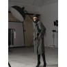 Trench in cotone/nylon con collo asimmetrico,bottoni automatici,cintura,taglio raglan e fodera trapuntata
