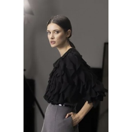 Camicia in doppia georgette con scollo tondo,maniche lunghe e volants a taglio vivo