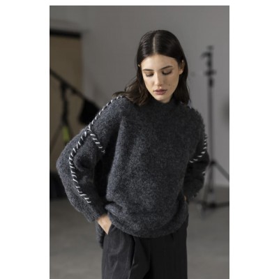 Maglia lunga in mohair con scollo lupetto e cuciture esterne ricamate