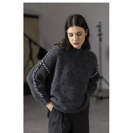 Maglia lunga in mohair con scollo lupetto e cuciture esterne ricamate