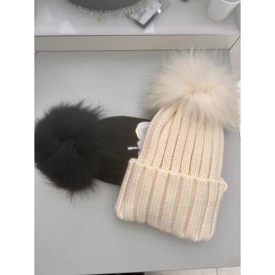 Beretto in lana cammello con pompon in pelliccia di Murmasky naturale.Maglia morbida,spessa a coste,con risvolto.Vestibilità con