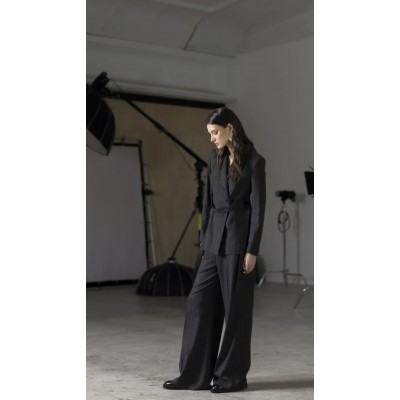 Pantalone in misto lana gessata con allacciatura e tasche davanti