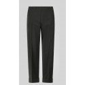 Pantalone basic in tessuto tecnico bistretch con cinturino piatto davanti ed elastico nel dietro, tasche e risvolto sul fondo