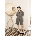 Blazer in misto lana linea sfiancata collo a rever,maniche lunghe. Chiusura con bottoni tasche a filo capo interamente foderato