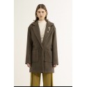 CAPPOTTO IN LANA CON SPILLE GIOIELLO SUL COLLO