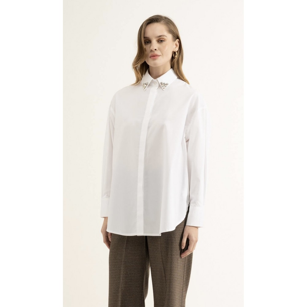 Camicia bianca in cotone con dettagli di strass sul collo Camicia bianca in cotone con dettagli di strass sul collo