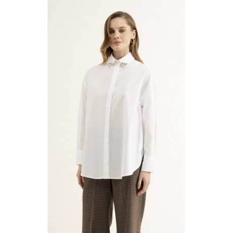 Camicia bianca in cotone con dettagli di strass sul collo
