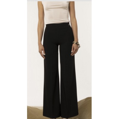 Cometa Il Pantalone in cady dalla linea morbida con chiusura laterale e zip invisibile