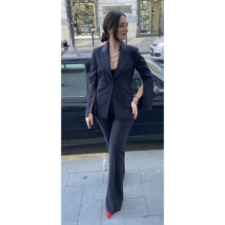 GIULIANA Giacca nera over monopetto chiusa da un botton, collo revers in raso, pantalone a zampa..