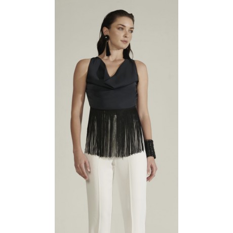 LunaQuesto top sciallato con frange a V e perfetto per completare il tuo look estivo...Le frange aggiungono un tocco di stile e 