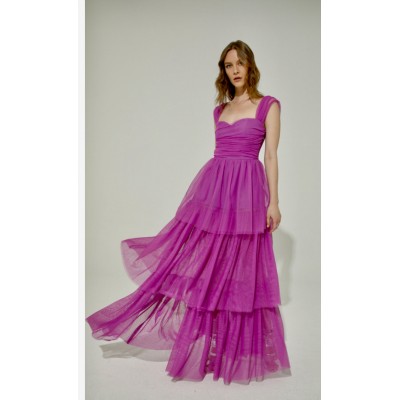 Abito lungo in tulle è una creazione poetica che fonde insieme eleganza e giocosità.Realizziamo in morbido tulle,il vestito pres