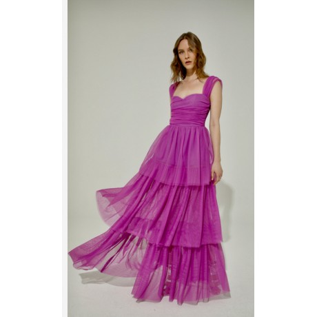 Abito lungo in tulle è una creazione poetica che fonde insieme eleganza e giocosità.Realizziamo in morbido tulle,il vestito pres