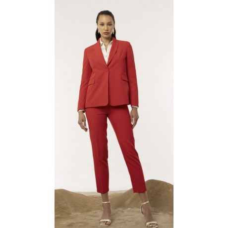Blazer dalla linea semiaderent,chiuso con un bottone Collo a rever e manciche lunghe.Tasche con patte.