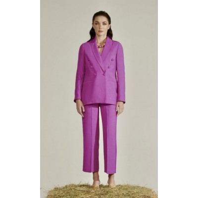Blazer doppiopetto in viscosa e lino dal colore orchideaPantalone palazzo con banda laterale in seta.Top con maniche rouches