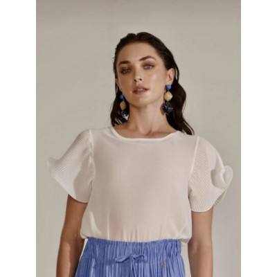 Blusa bianca con manica plissè.Con dettaglio scollata dietro.