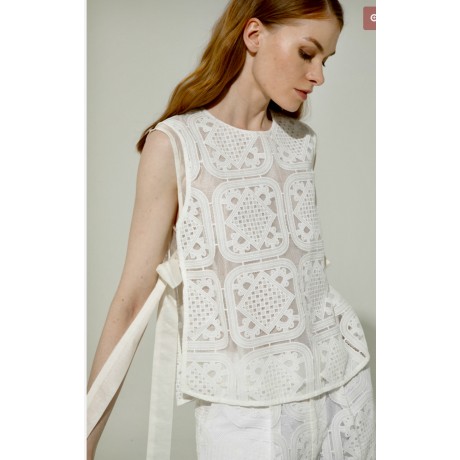 Blusa quadrata in pizzo rappresenta un\'iconica fusione di tradizione e modernità.Il design distintivo è caratterizato da un piz